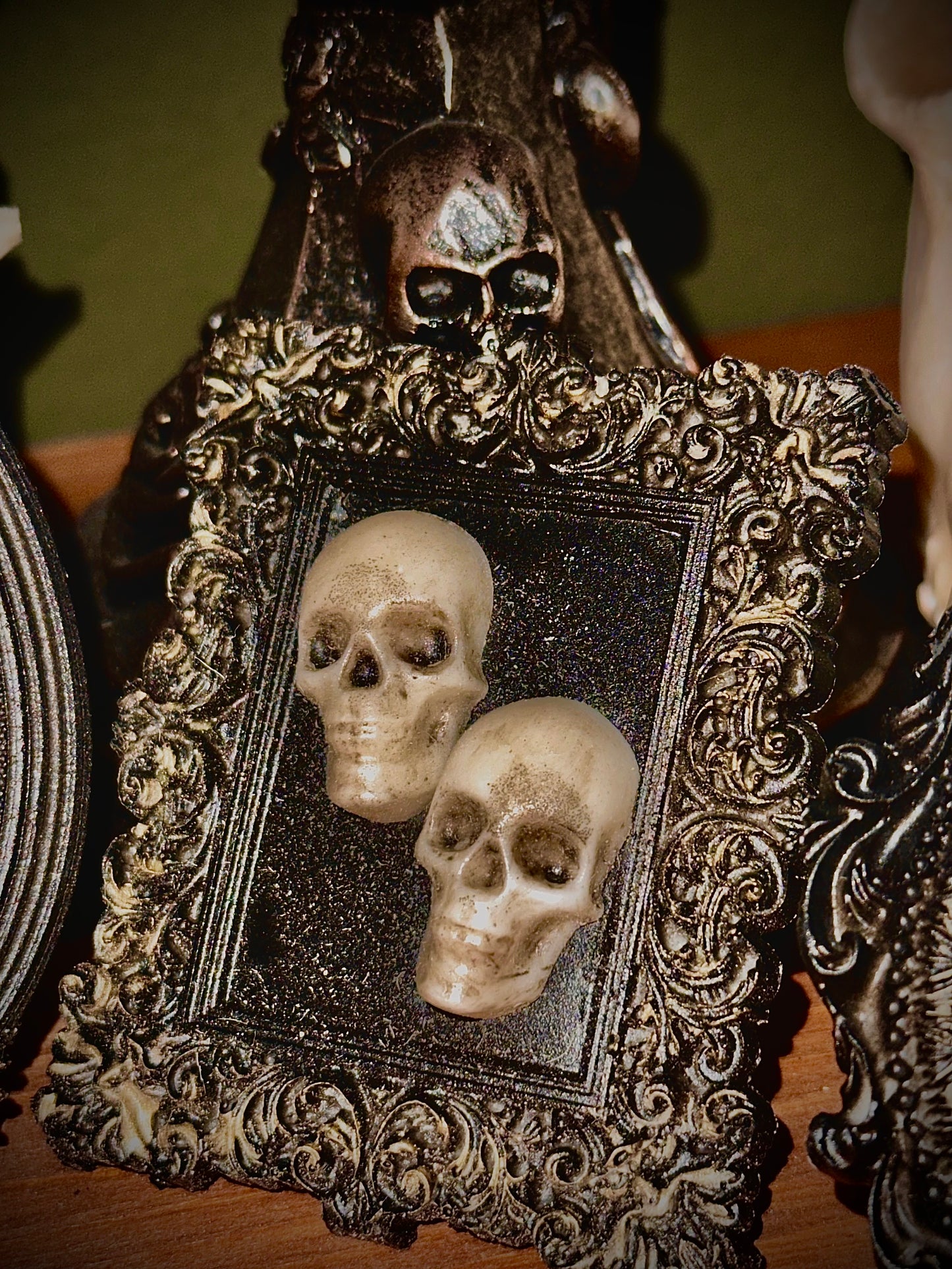 Piccola cornice barocca con coppia di teschi