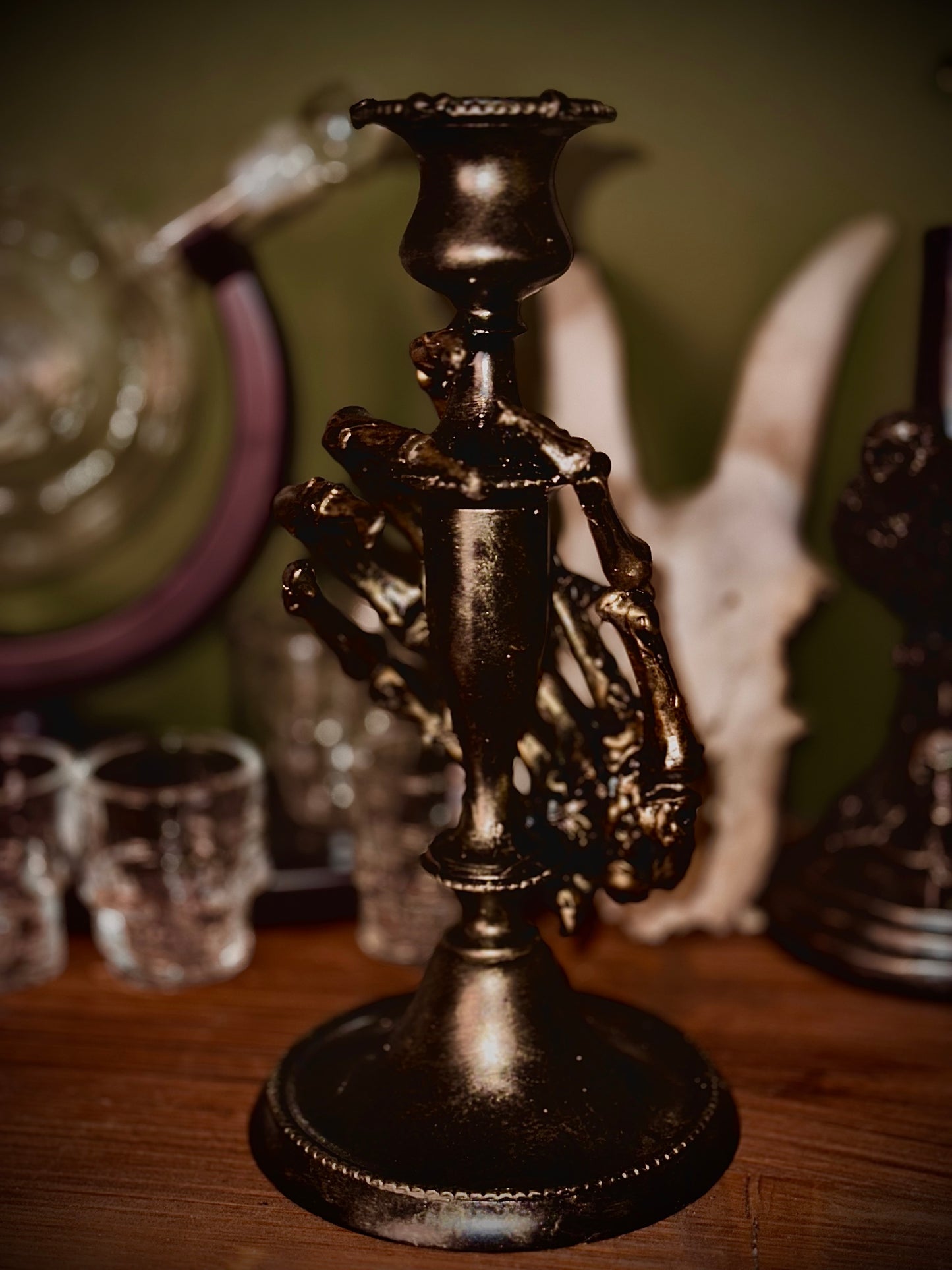 CANDLESTICK - Candeliere con mano scheletrica