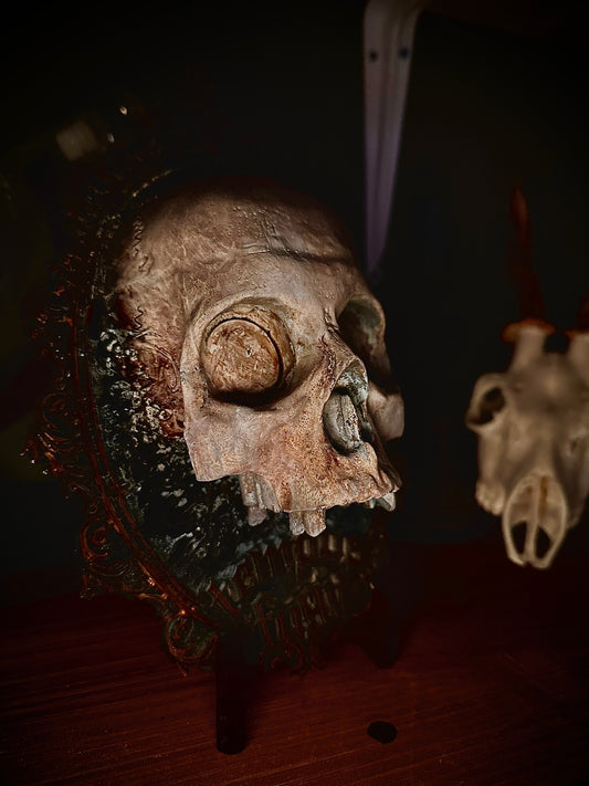 CARPE DIEM - Cornice barocca con teschio in resina