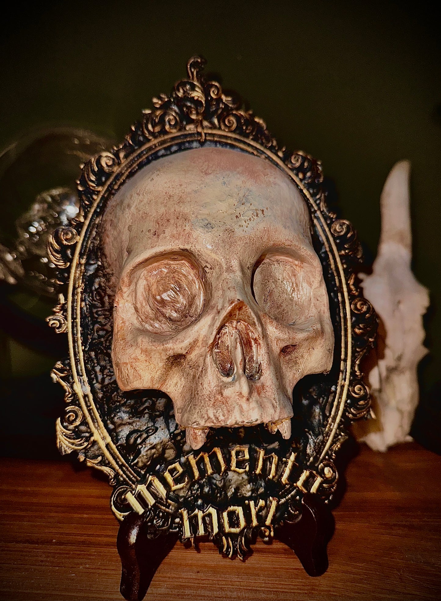 MEMENTO MORI - Cornice barocca con teschio in resina