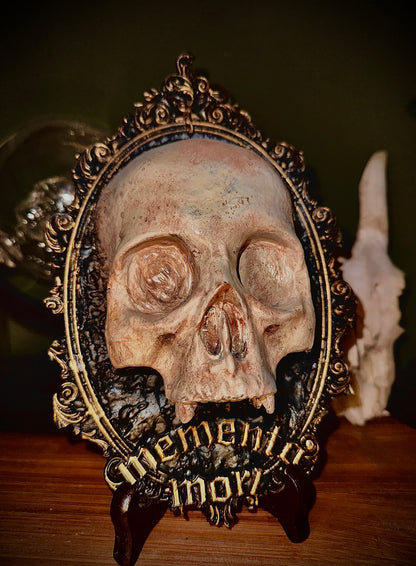 MEMENTO MORI - Cornice barocca con teschio in resina