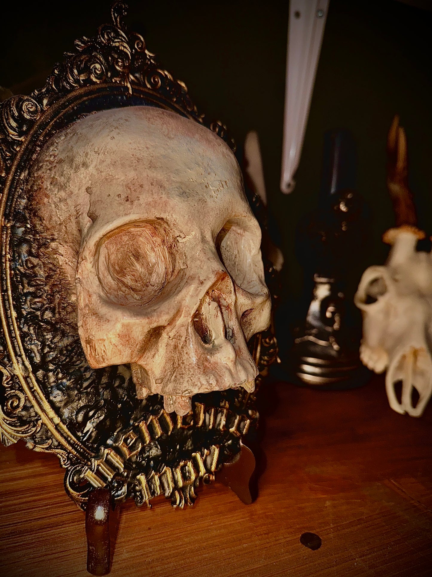 MEMENTO MORI - Cornice barocca con teschio in resina