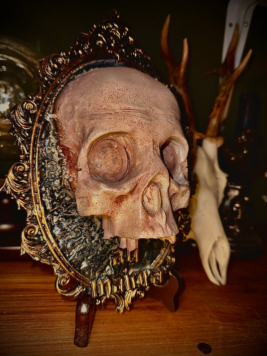 AD MAIORA - Cornice barocca con teschio in resina