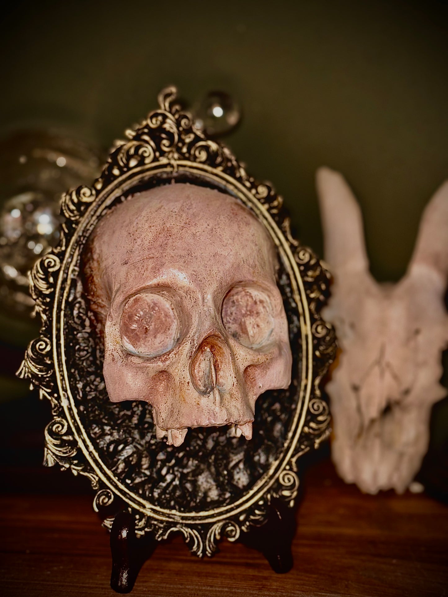 CLASSIC - Cornice barocca con teschio in resina