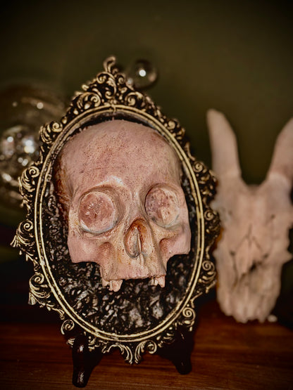 CLASSIC - Cornice barocca con teschio in resina