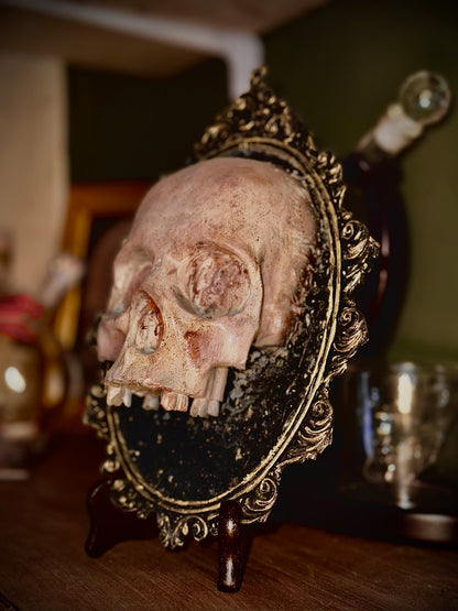 CLASSIC - Cornice barocca con teschio in resina