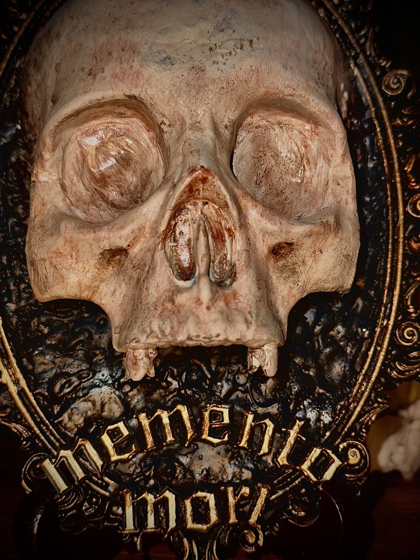 MEMENTO MORI - Cornice barocca con teschio in resina