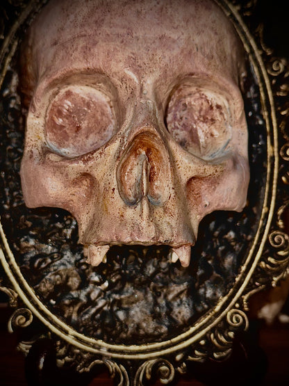 CLASSIC - Cornice barocca con teschio in resina