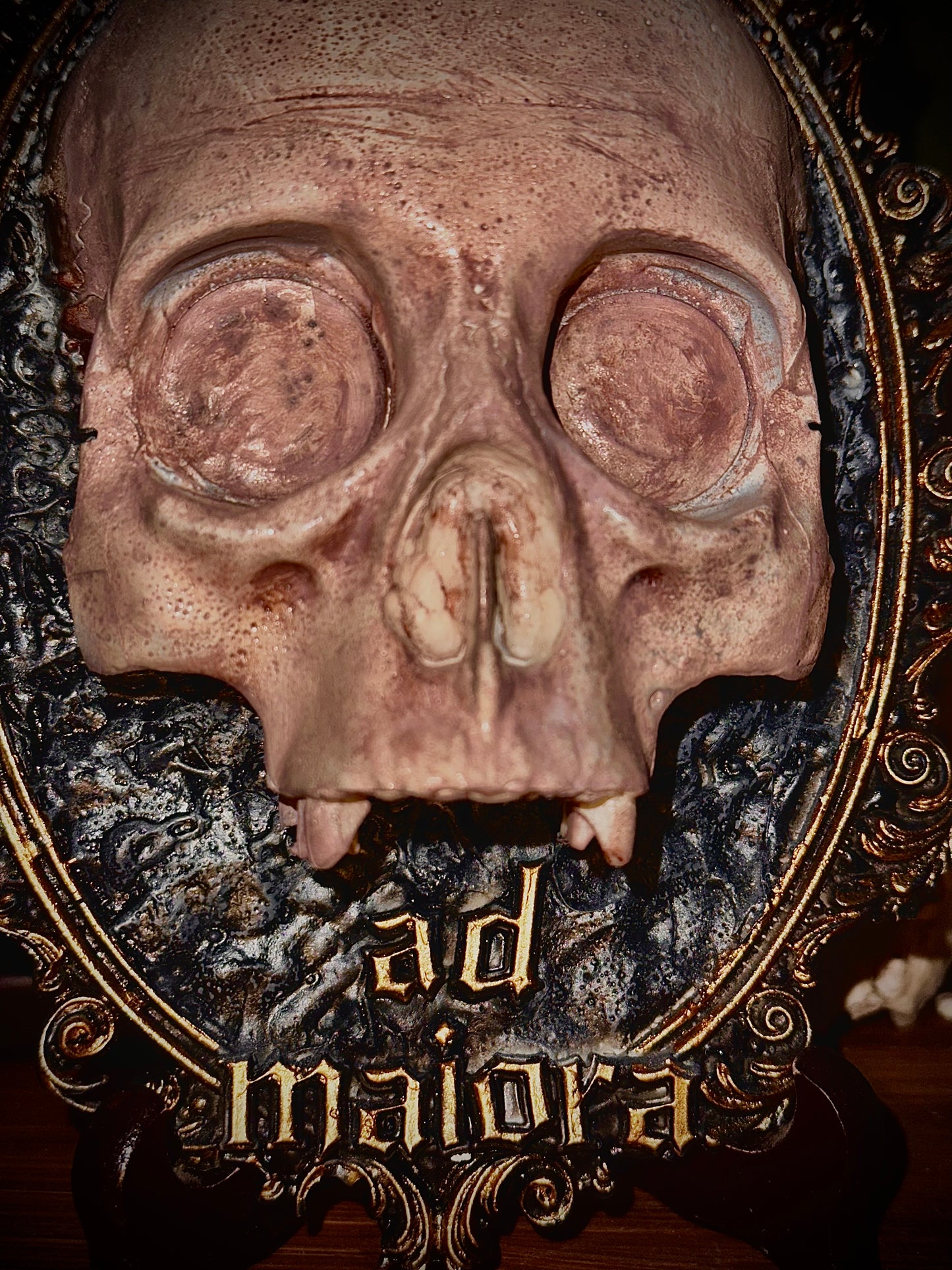 CARPE DIEM - Cornice barocca con teschio in resina