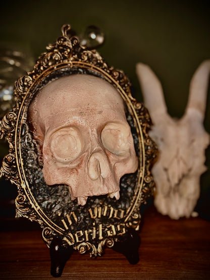 IN VINO VERITAS - Cornice barocca con teschio in resina