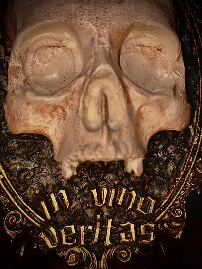 IN VINO VERITAS - Cornice barocca con teschio in resina