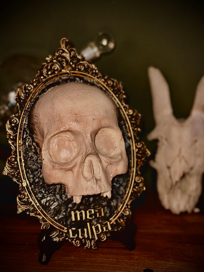 MEA CULPA - Cornice barocca con teschio in resina