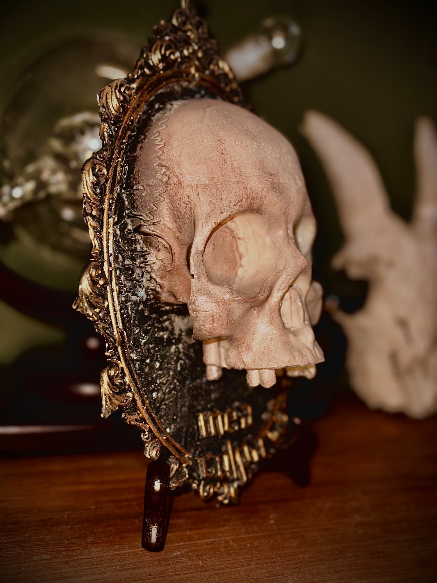 MEA CULPA - Cornice barocca con teschio in resina