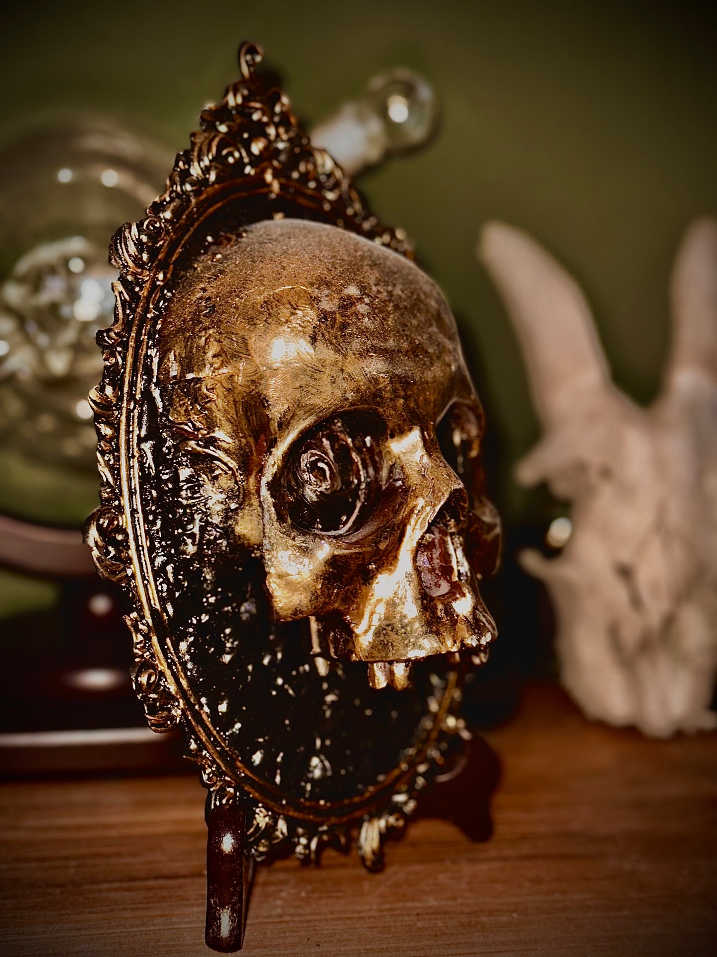 CLASSIC Rame - Cornice barocca con teschio in resina