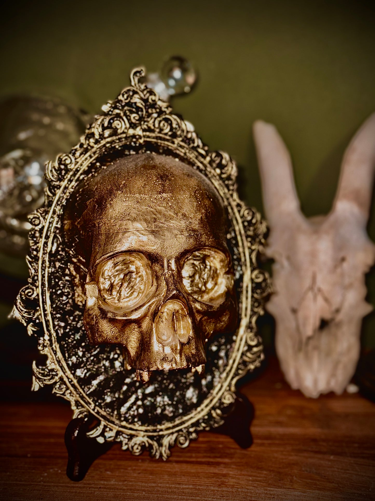 CLASSIC Oro - Cornice barocca con teschio in resina