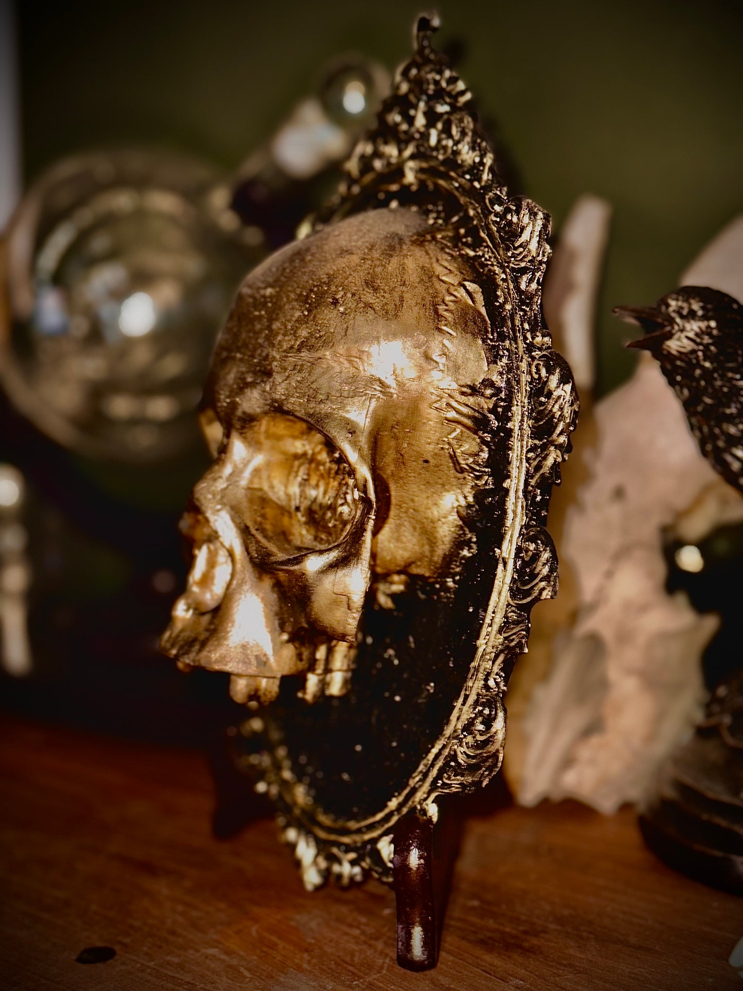 CLASSIC Oro - Cornice barocca con teschio in resina