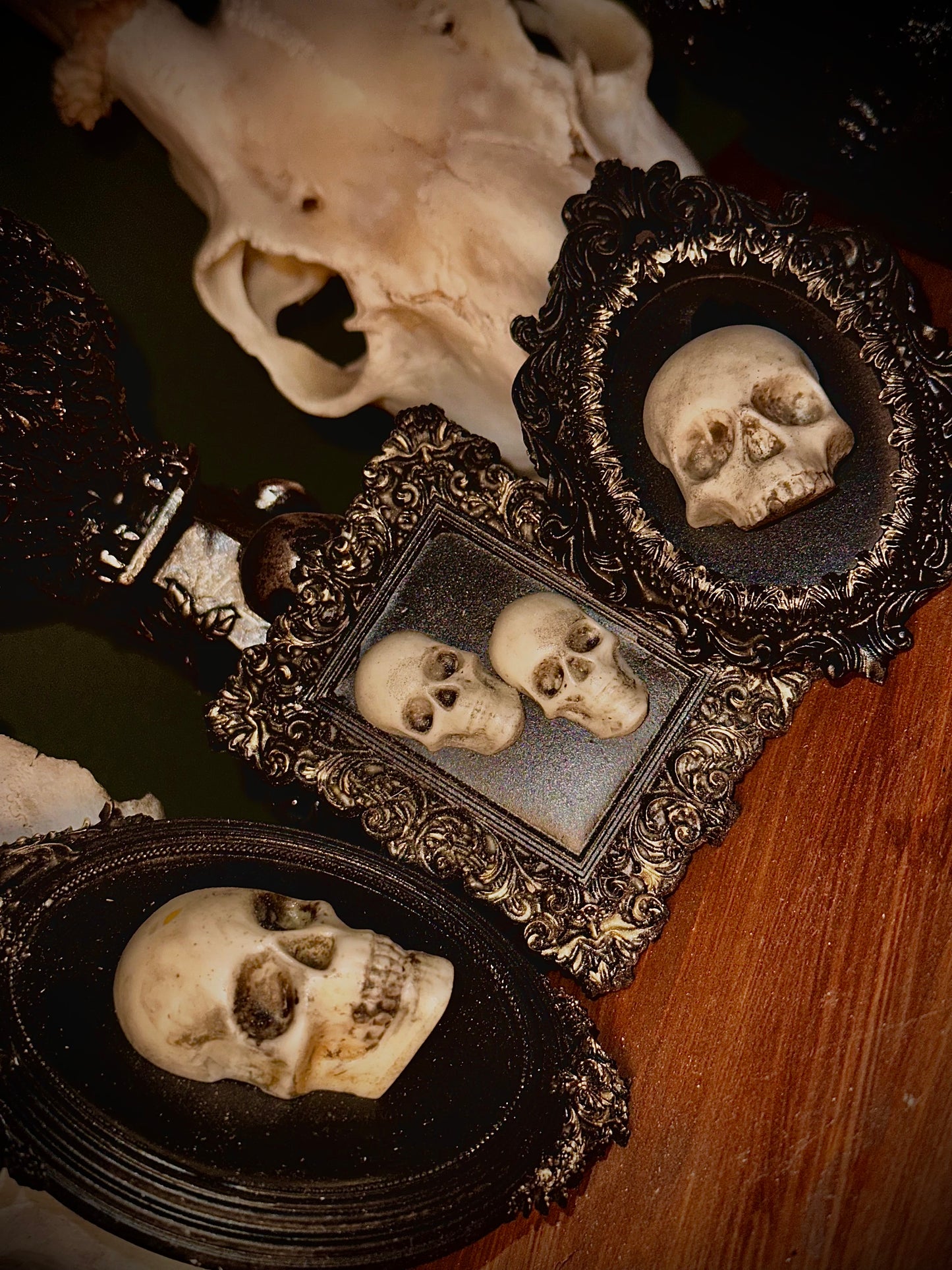 Tris di cornici barocca con teschi