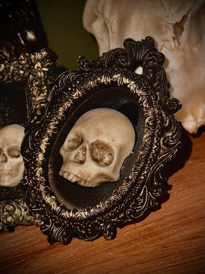 Tris di cornici barocca con teschi