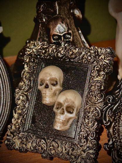Tris di cornici barocca con teschi