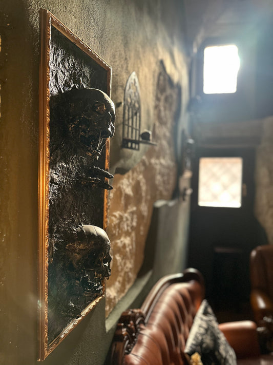 Cornice dorata con teschi in rilievo