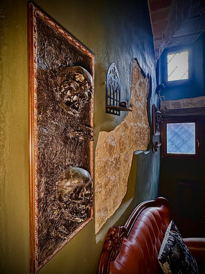 Cornice dorata con teschi in rilievo