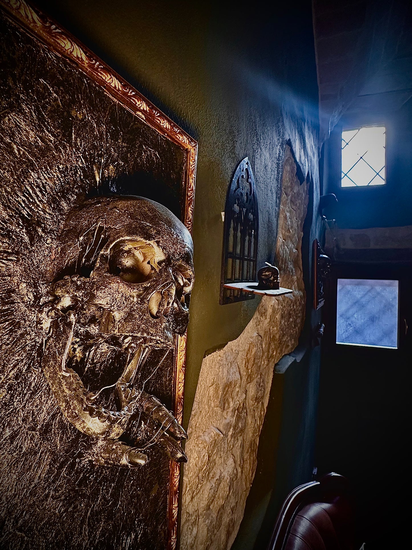 Cornice dorata con teschi in rilievo