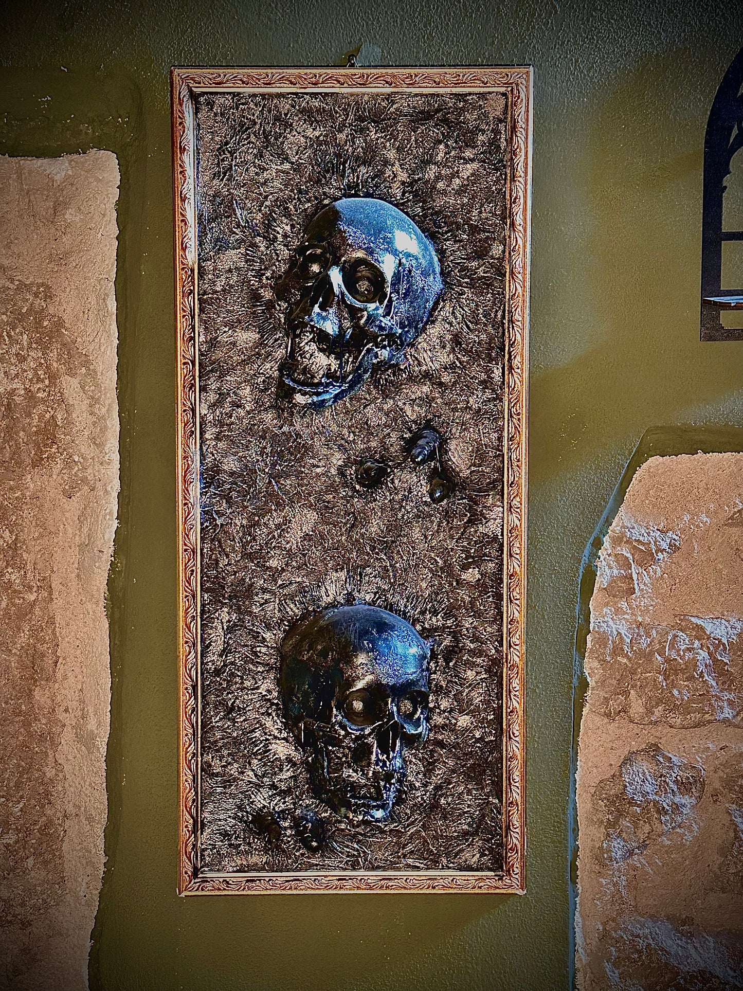 Cornice dorata con teschi in rilievo