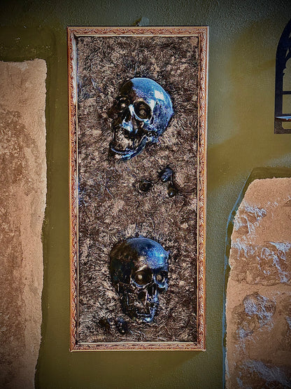 Cornice dorata con teschi in rilievo