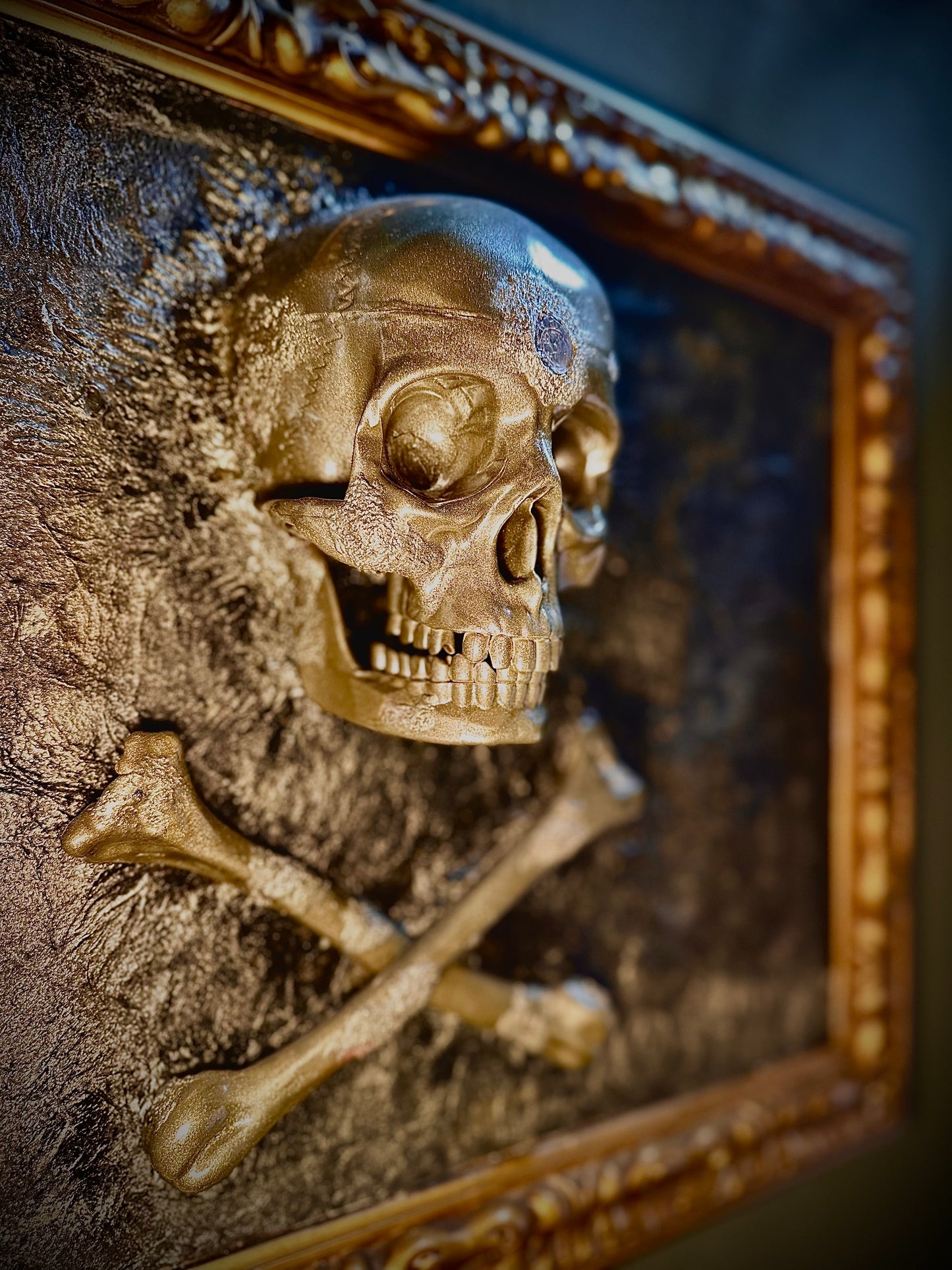 Teschio con moneta del XV secolo