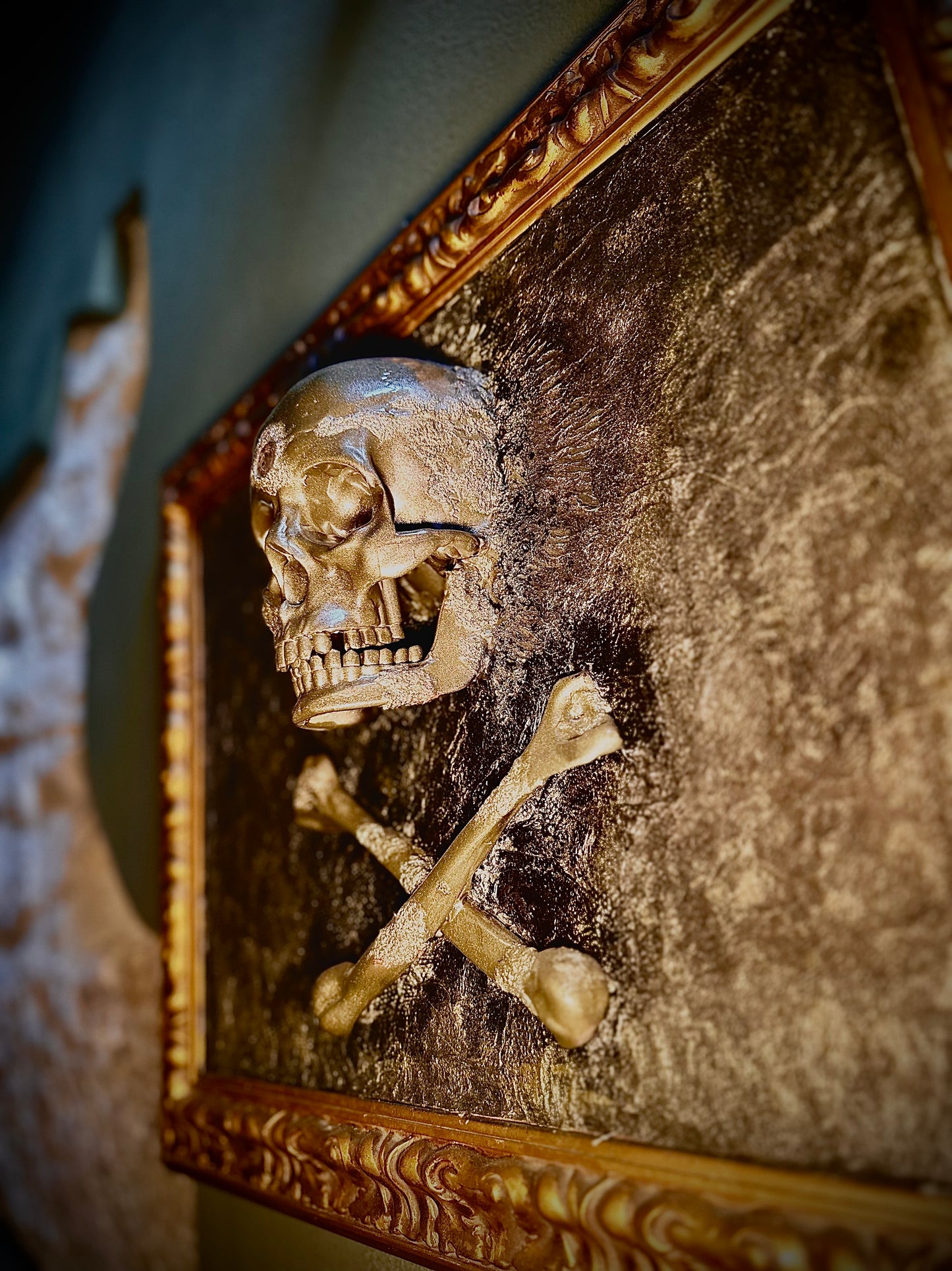 Teschio con moneta del XV secolo