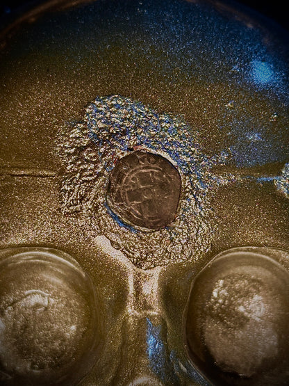 Teschio con moneta del XV secolo