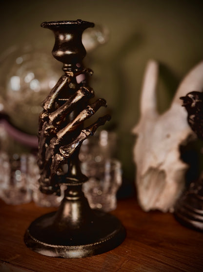 CANDLESTICK - Candeliere con mano scheletrica