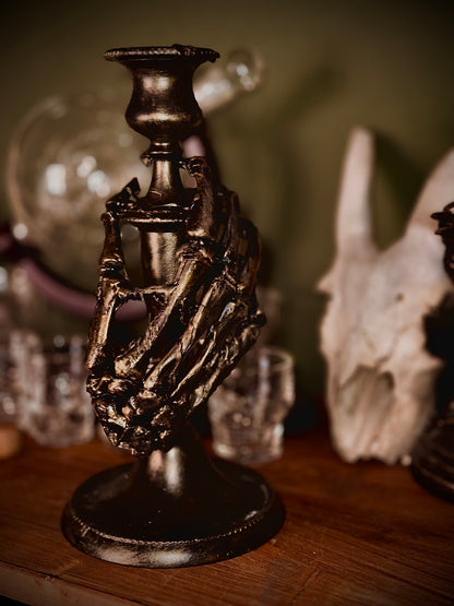 CANDLESTICK - Candeliere con mano scheletrica