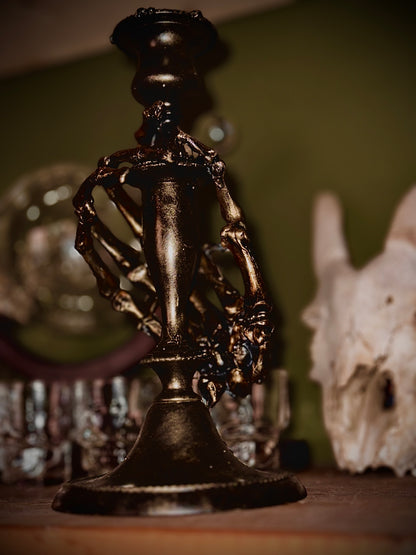 CANDLESTICK - Candeliere con mano scheletrica