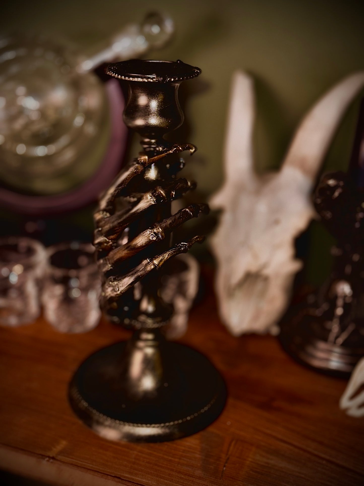 CANDLESTICK - Candeliere con mano scheletrica