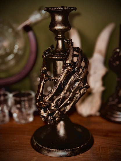 CANDLESTICK - Candeliere con mano scheletrica